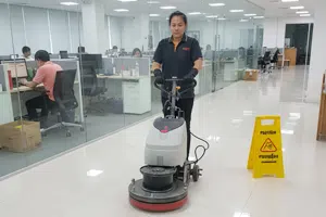 พนักงานทำความสะอาด กำลังขัดพื้น