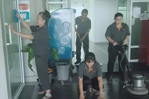 ทีมแม่บ้านกำลังทำความสะอาด อย่างขยันขันแข็ง